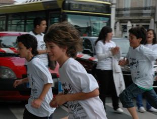 E suaron correndo uns detrás dos outros